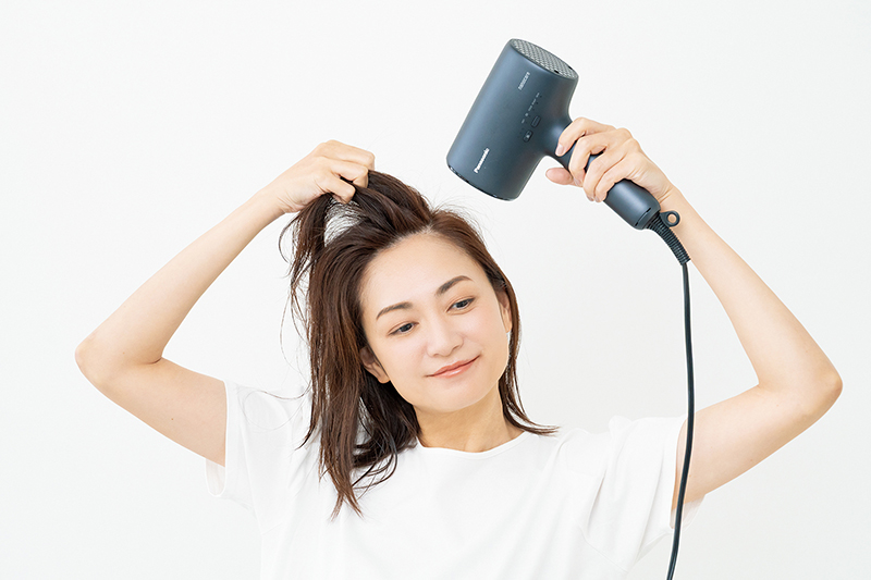 髪を持ち上げながら乾かす