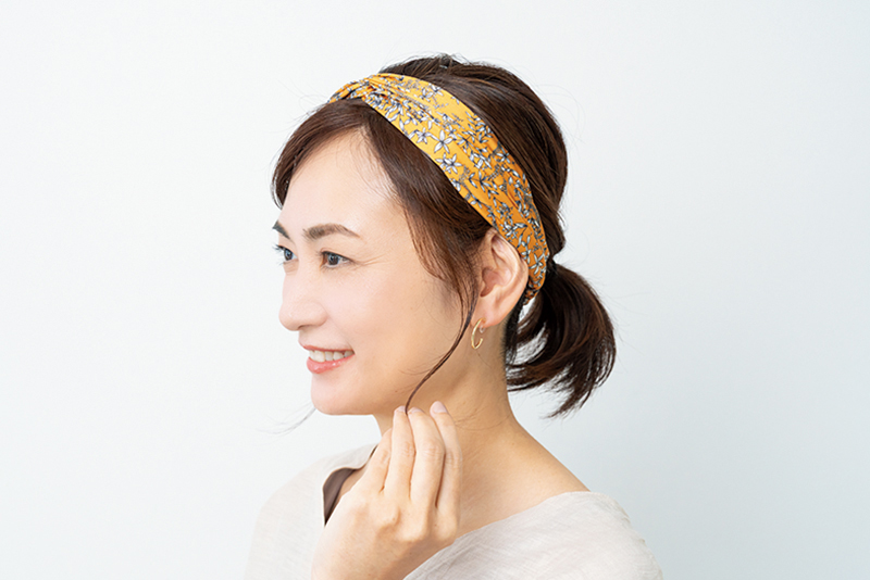 「前髪＆サイドに後れ毛を少し作ると、薄毛が目立ちにくくなりますよ」（八木さん）