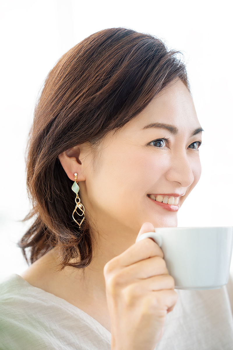 大きめアクセサリーで視線を頭皮からずらす