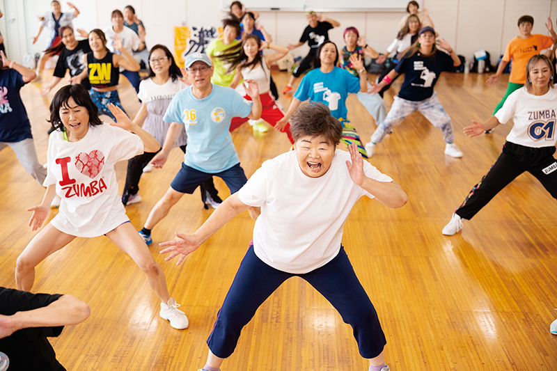 踊る女性たち