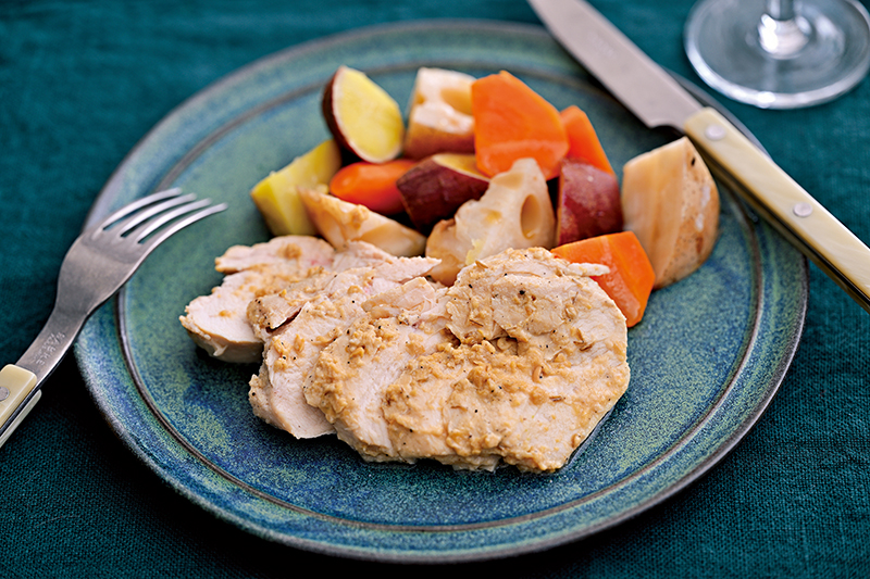 「鶏胸肉と根菜のみそヨーグルト蒸し」