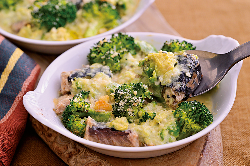 「さば缶とブロッコリー、アボカドのヨーグルト和えグラタン」