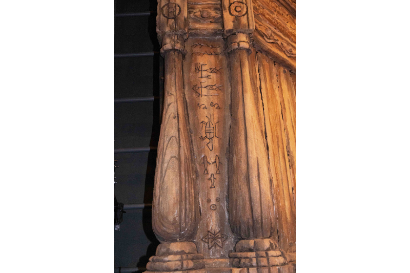 向かって左側の下手には『リトルマーメイド』の人魚やセバスチャンのような絵柄が