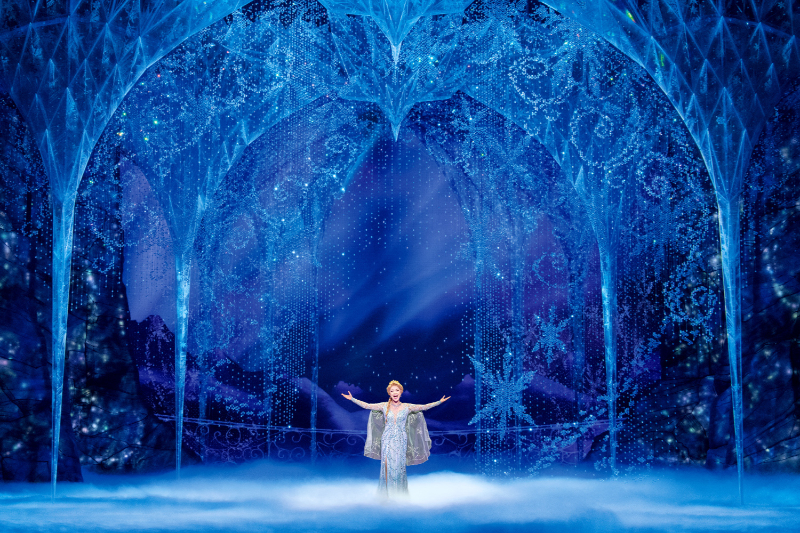 スワロフスキーが散りばめられた氷の城でエルサが歌う『ありのままで』。拍手喝采が沸き起こる（撮影／阿部章仁）©Disney