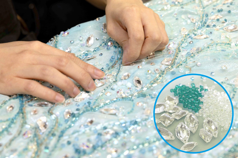 氷の結晶を思わせる、さまざまな形のビーズやスワロフスキーがあしらわれている