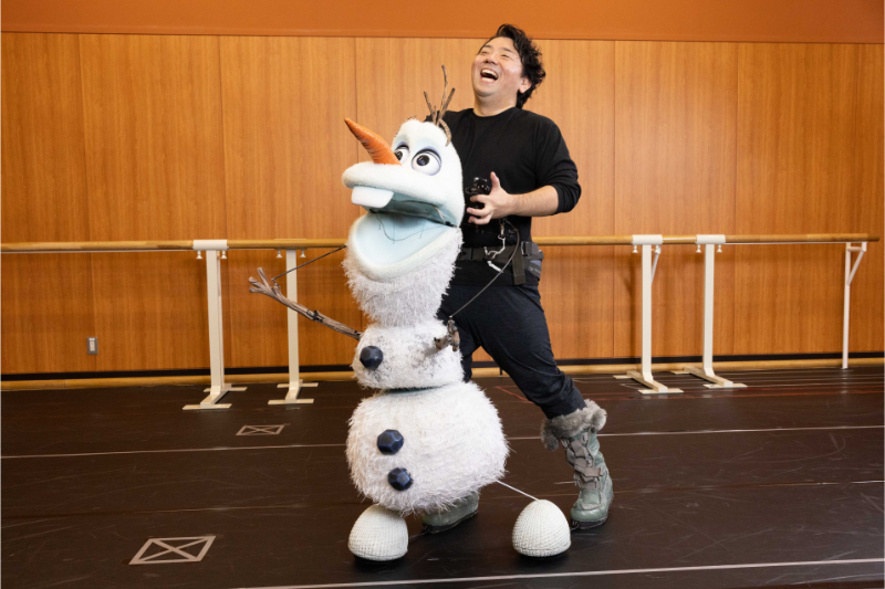 オラフ役の山田充人さんはインタビューに答えながら、パペットを自然と操作。目を見開いたり眉毛を上げたり、オラフに話しかけられている気分に
