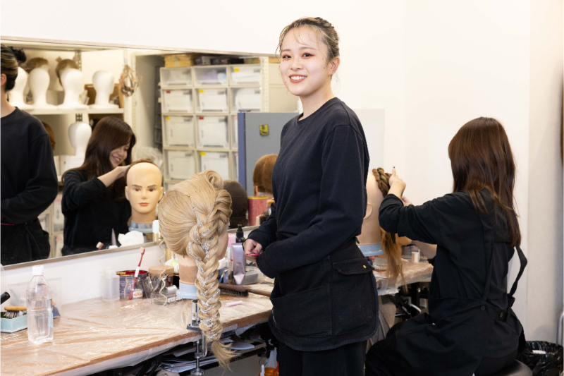 エルサの髪を結い上げるヘアー・メイク担当の藤岡莉子さん