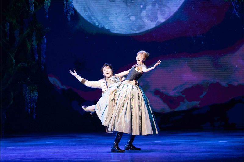 エルサの戴冠式でハンス王子と出会ったアナは、ドレス姿で踊り、リフトされる場面も （C）Disney