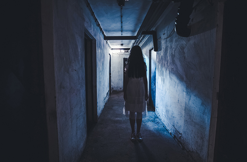 暗闇の中にいる女性