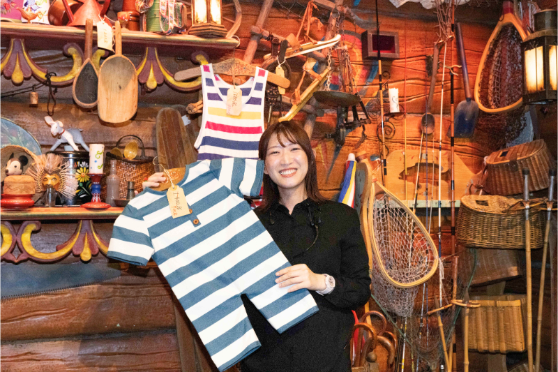 半額になった水着を手に解説してくれた舞台監督の野田彩未さん