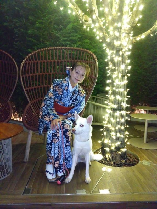 いまは愛犬モモと穏やかに暮らす。