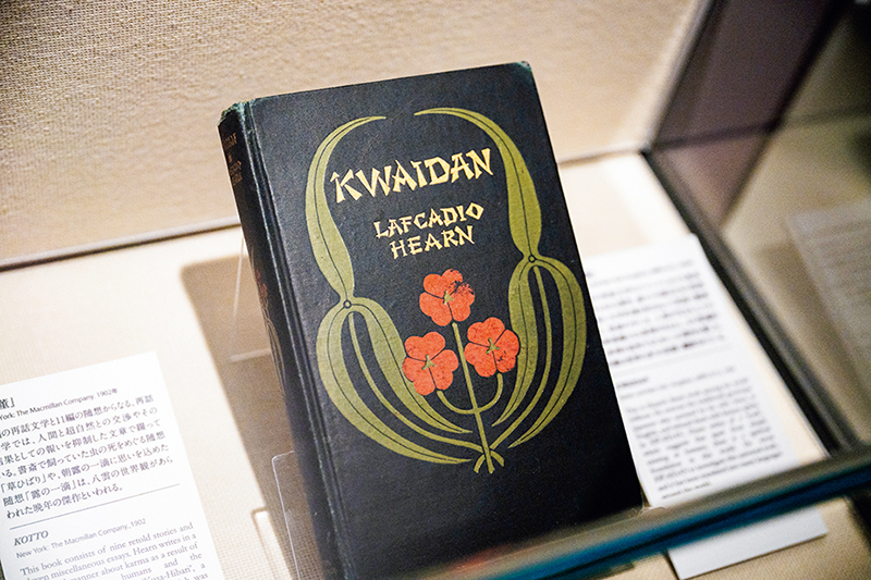 アメリカで出版された八雲の初版本装丁『怪談（KWAIDAN）』。