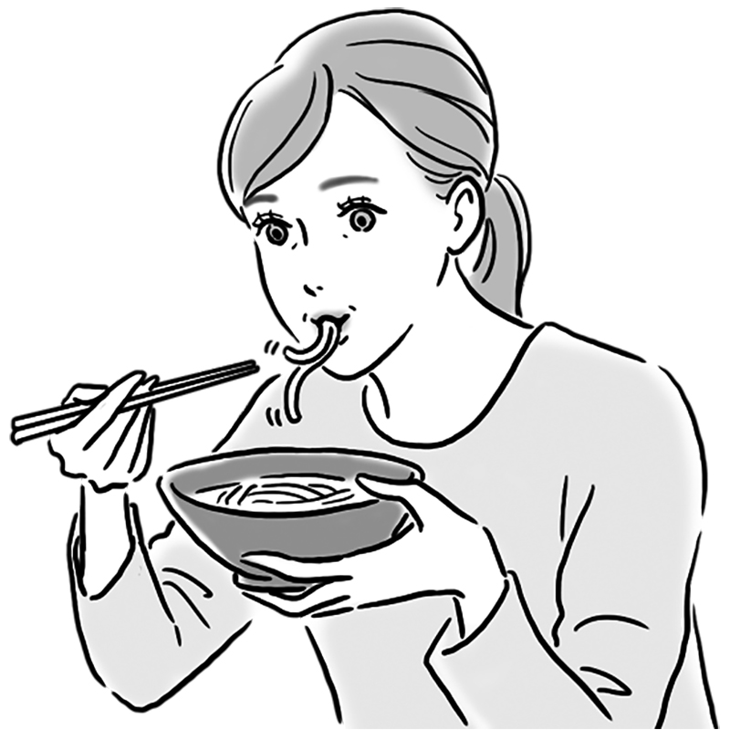 麺を食べる女性