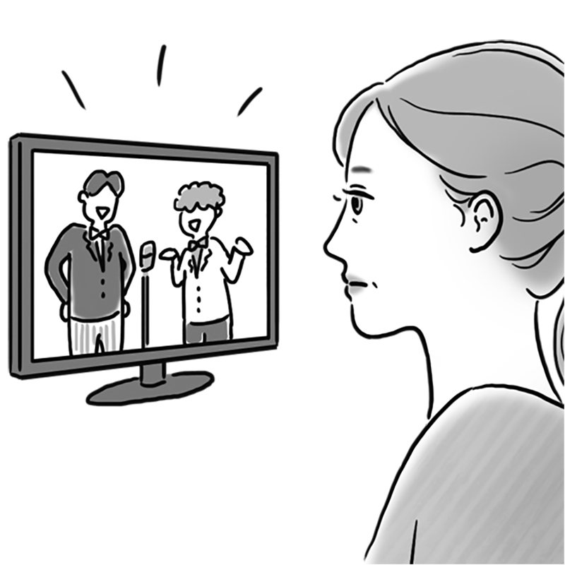 テレビを見る女性