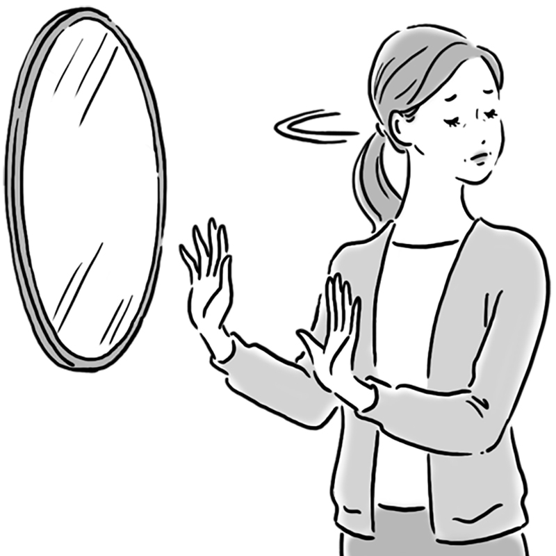 鏡の前で首を振る女性