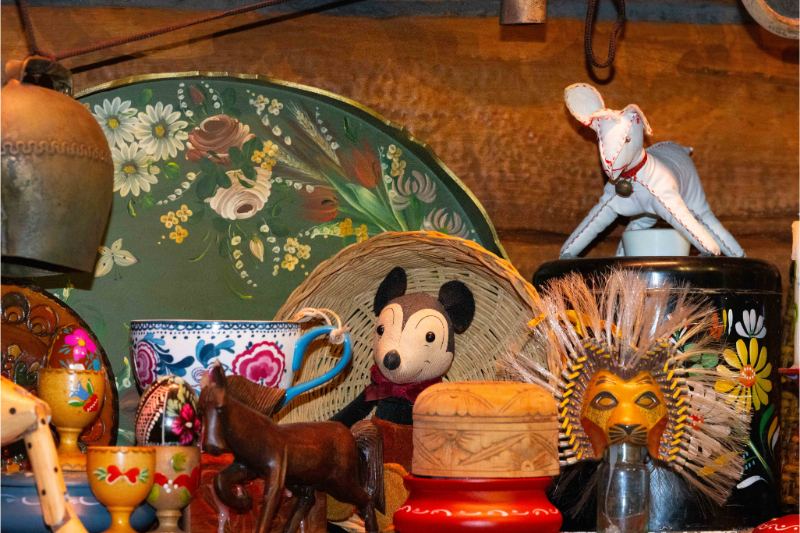 ミッキーの置物と『ライオンキング』のシンバのマスク