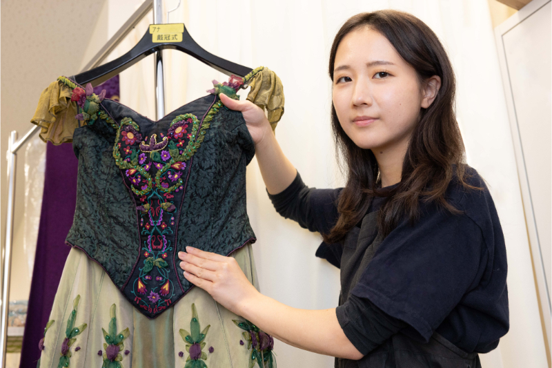 激しく動くアナのドレスは前身頃を念入りの補強