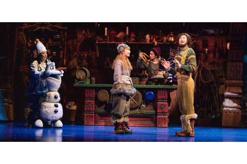 暖をとるためにオーケン（右端）の店を訪れたアナとオラフ、クリストフ（撮影：阿部章仁）（C）Disney