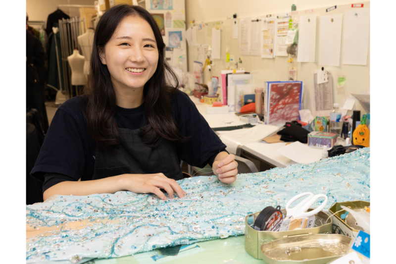 エルサのドレスのビーズを一針一針、つけ直すコスチューム担当・山形亜希さん