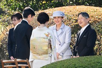 天皇皇后両陛下が見せたラベンダーのリンクコーデ 愛子さまと佳子さまはおそろいの赤