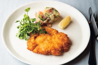 特別な日の食卓にもぴったりな「鶏胸肉のカツレツ ポテサラ添え」 人気イタリアンのオーナーシェ…