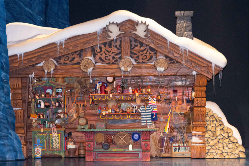 食べ物から土産物、生活雑貨も揃うオーケンの店。雪や氷もリアルに再現