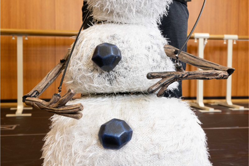 腕は小枝で表現。胴体には雪の結晶や石のボタンが