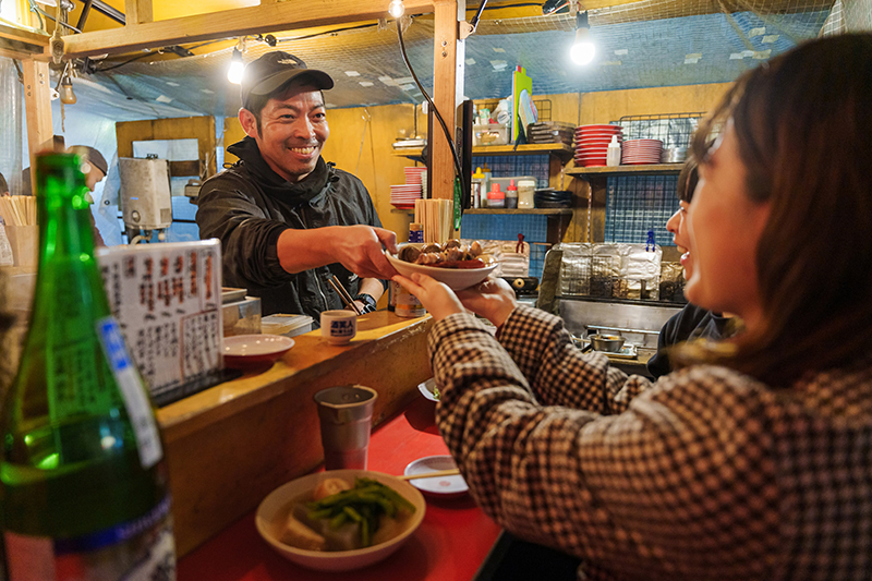 福岡市博多区にある中洲は福岡随一の歓楽街。グルメも魅力。（写真提供／福岡県観光連盟）