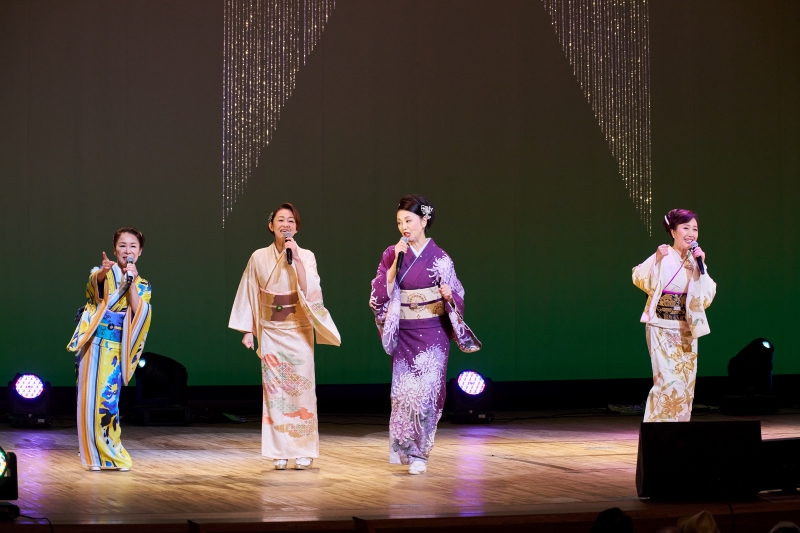 4人で熱唱