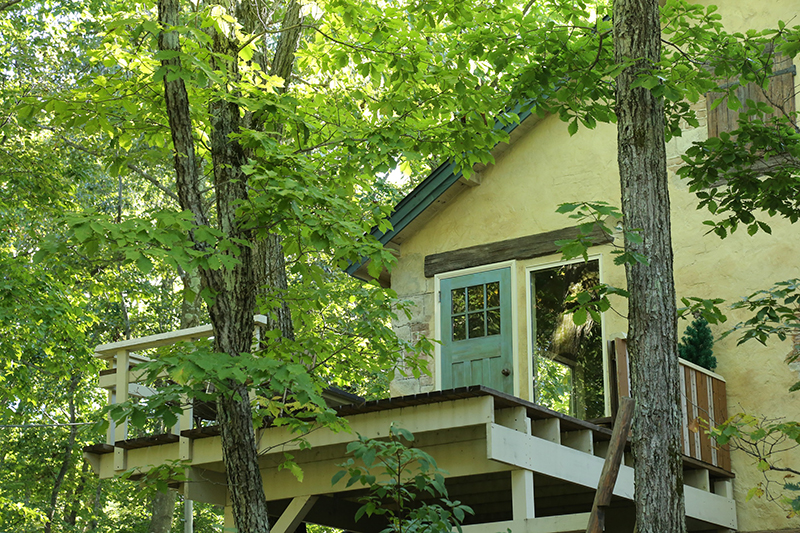 徳島県から群馬県嬬恋村に移住した夫婦がコテージをDIYし、人気の宿になった例も