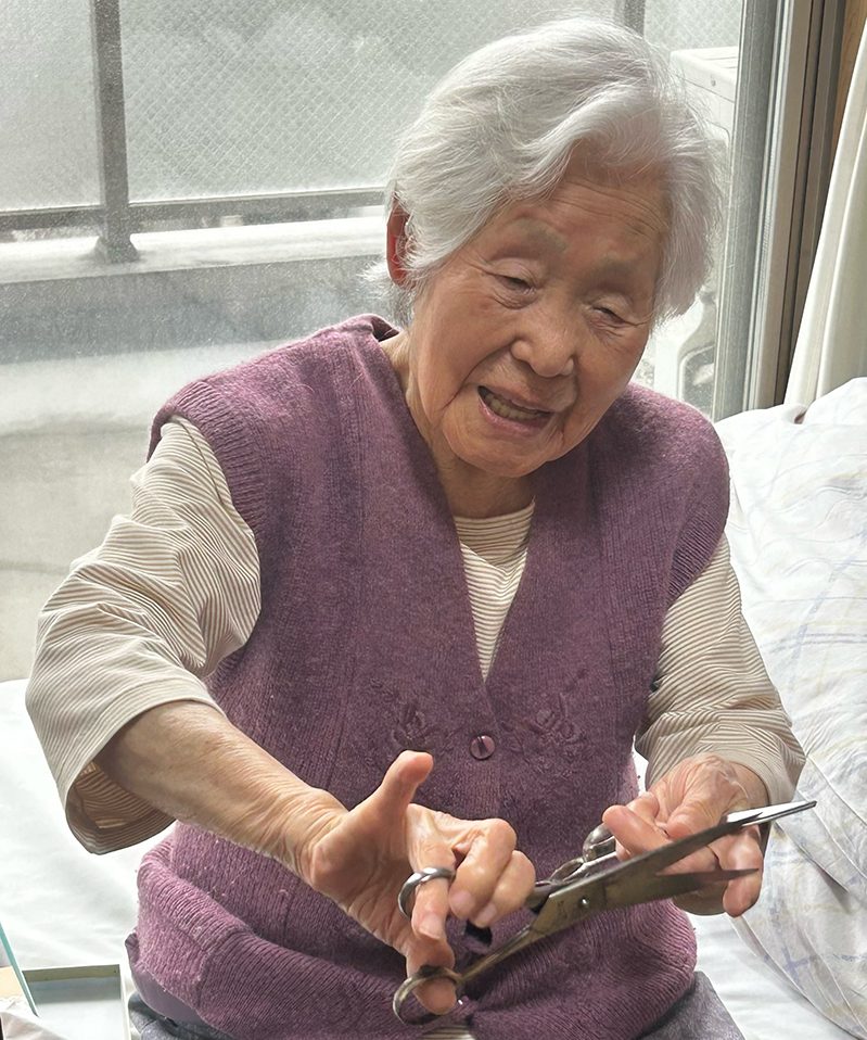 「眼鏡はさみなら太くてかたい男性のお髪もスムーズにカットできるんです」