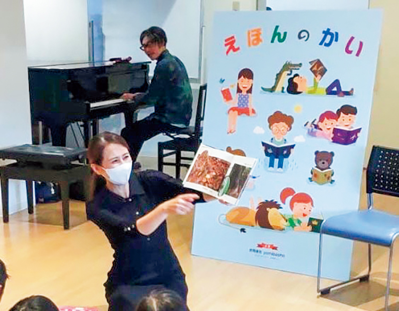 堀井美香さんの元気の源は読み聞かせのボランティア