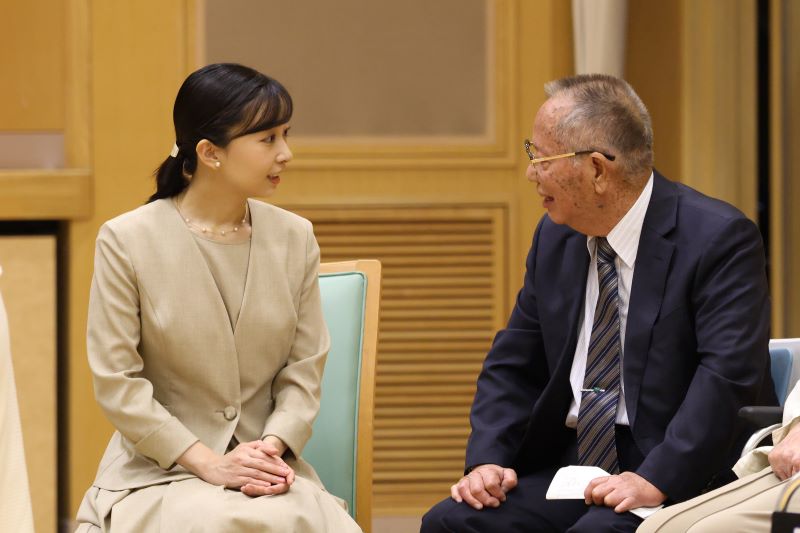目と目を合わせて懇談された佳子さま。（2025年10月、写真／JMPA）