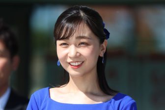 《ボディラインがあらわに》佳子さま「大胆なタイトドレス」の衝撃「皇族ではめずらしいセンス」も特別な日の一着か
