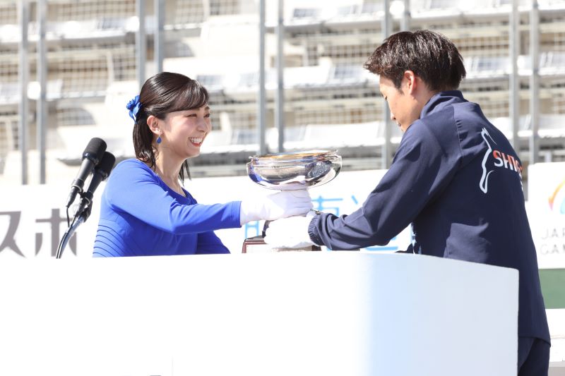 笑顔で賜杯を渡された。（2025年10月、写真／JMPA）