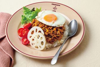 《500Kcal前後のヘルシーなワンプレート》きのこや野菜をプラスして栄養をカバー！「5大栄養素」がすべて摂れる肉メインの“完全飯”レシピ4つ