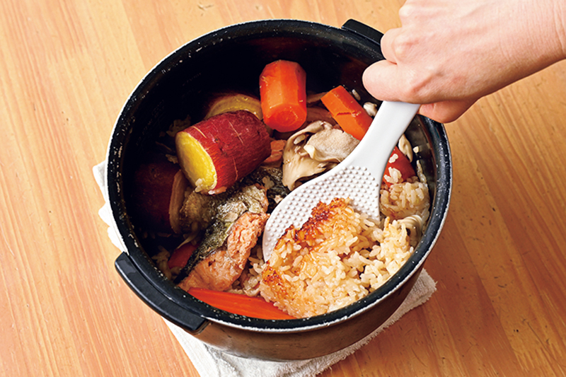 炊飯器の中身を混ぜている