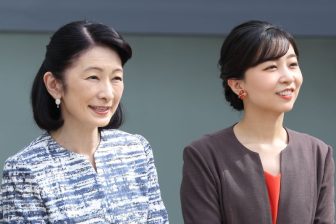 《59才に見えない黒々とした髪》紀子さま「髪留めは大きめリボンで」佳子さまとあえての「ノーリンクコーデ」にあふれるファッションセンス