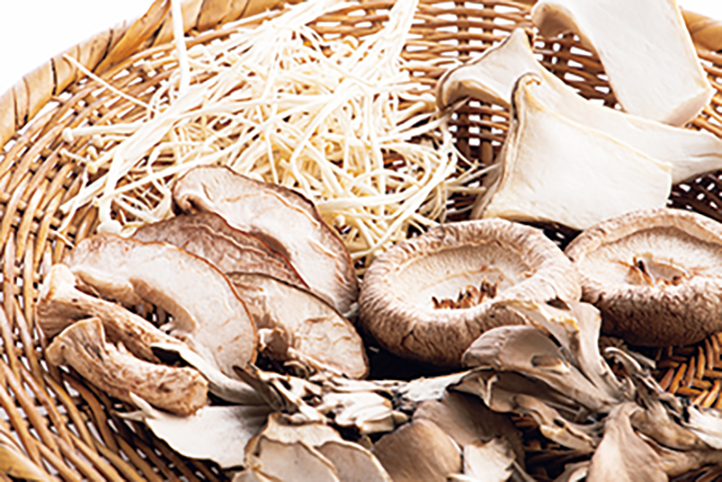 ざるできのこを干している