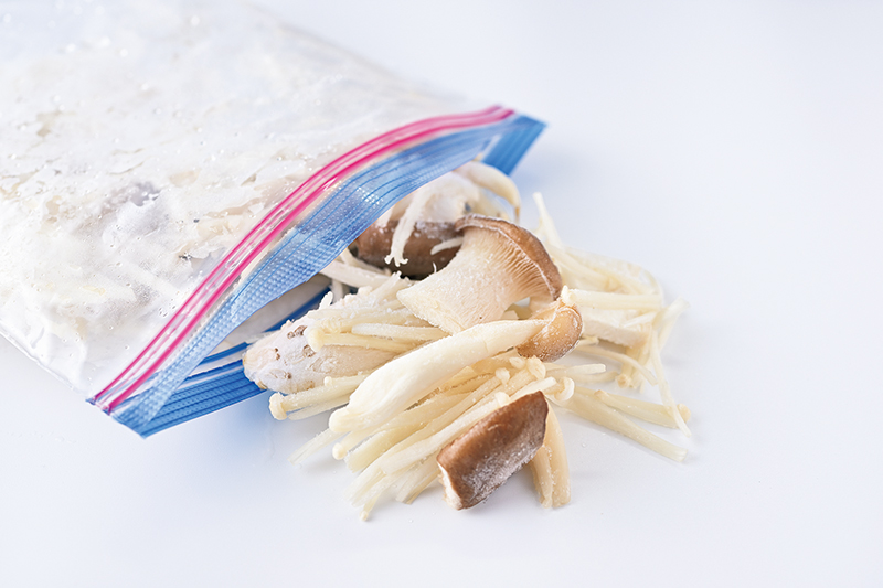 フリーザーバッグから冷凍したきのこが出ている