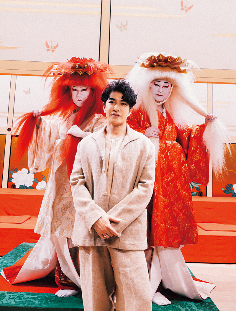 『reShine2025年秋号』に登場した北村一輝さん　「南座 歌舞伎鑑賞教室」の公演を終えた後の片岡千壽さん（右）、上村吉太朗さん（左）と舞台上で