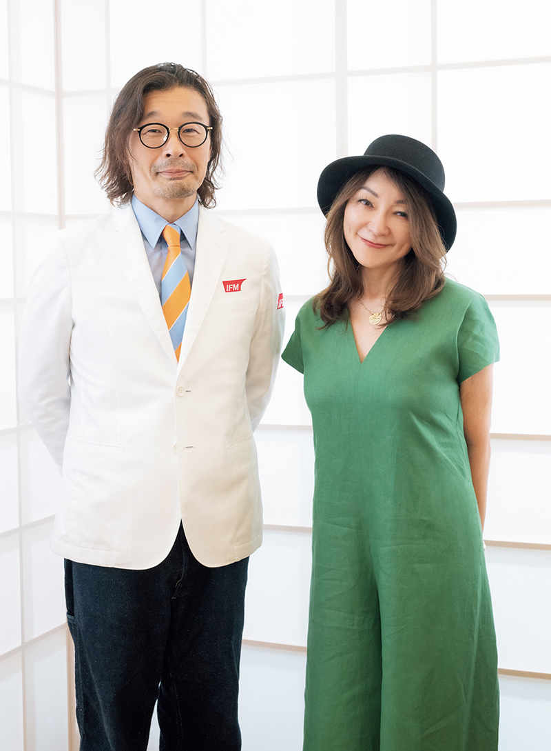 白いジャケットの男性と緑のワンピースの女性