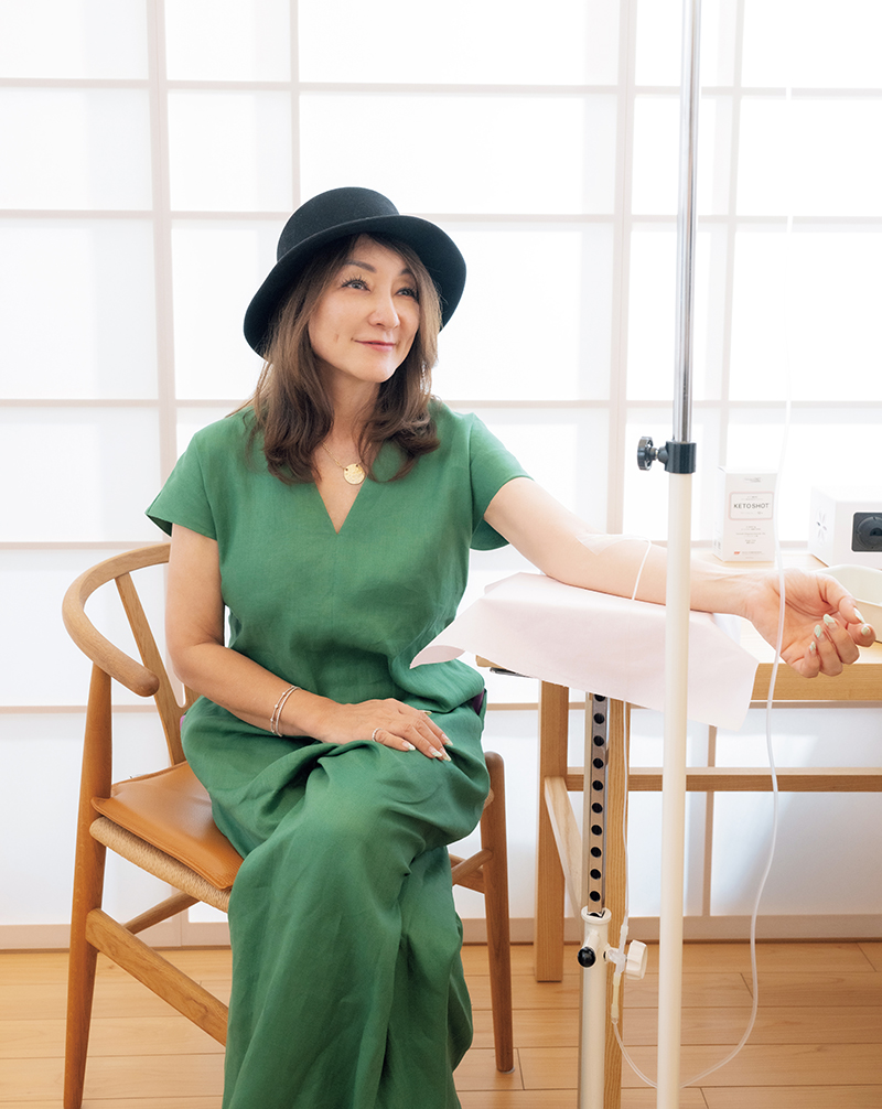 緑のワンピースの女性