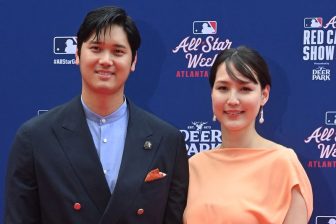 《黒のノースリーブで二の腕あらわ》真美子夫人「洗練ファッション」で登場も「譲れない家庭の方…