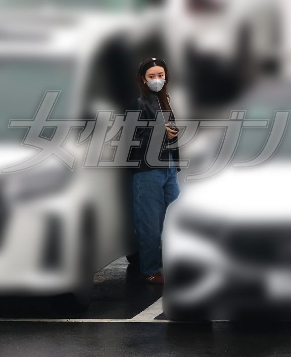 車から出てくる永野（2025年10月）