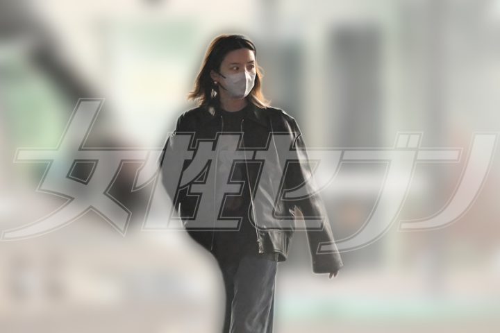 プラダのデニムパンツにレザージャケットを着用（2025年10月）
