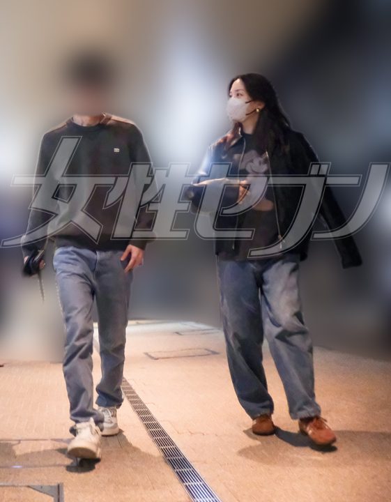 仲良く話す場面も（2025年10月）