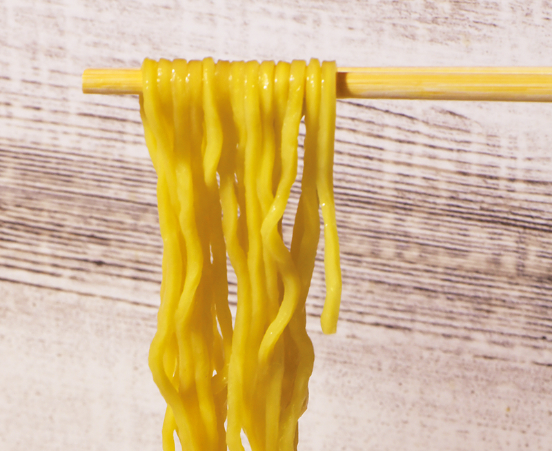 スープによく絡む麺は、パスタに使われる粉を使用