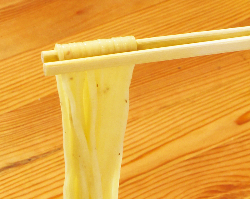 麺は自家製で手もみのストレート麺で口当たりがよい