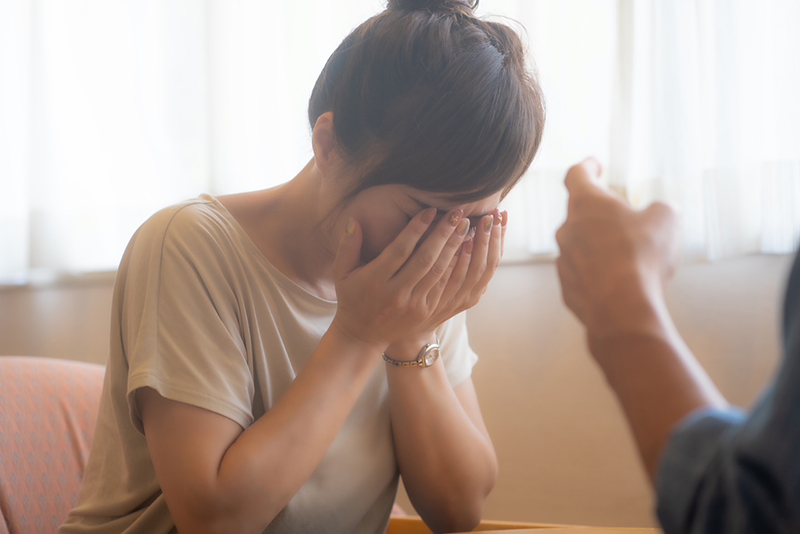 項垂れる女性